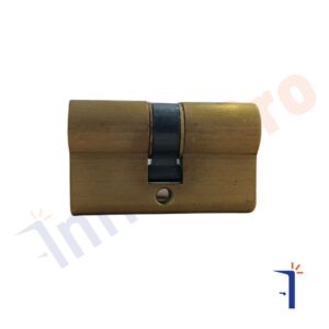 un cilindro in ottone con tre chiavi ideale per portoni o portoncini in alluminio o legno marca cisa