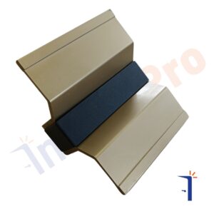 una maniglia in alluminio color bronzo per portoni vecchi