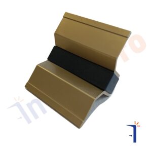 una maniglia in alluminio color bronzo per portoni vecchi vista anteriore