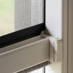 Dettaglio angolare della zanzariera Estetika Bettio anticimice con profili in alluminio e spazzolino inferiore.
