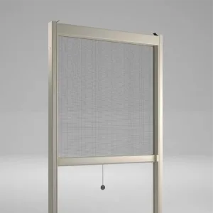 Zanzariera Estetika Bettio verticale per finestra, vista frontale con cassonetto e rete tesa.