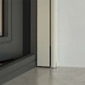 Montaggio a vista della zanzariera Estetika Bettio su serramento scuro con guida verticale integrata al muro.