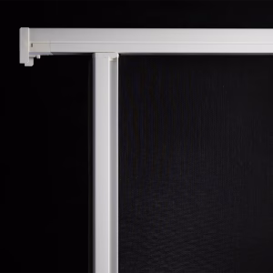 Zanzariera Neoscenica Bettio laterale installata su portafinestra, vista d’insieme.