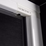 Dettaglio della zanzariera Neoscenica Bettio con profili in alluminio.