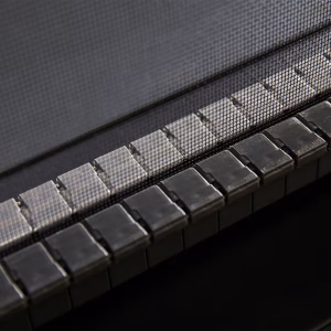 Dettaglio guida inferiore della zanzariera Neoscenica Bettio.