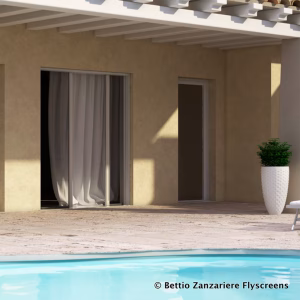 Zanzariera Bettio Picopliss Maxi plissettata su grande portafinestra verso il terrazzo.