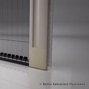 Dettaglio guida inferiore della zanzariera Bettio Picopliss Maxi con rete plissettata.