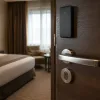 Maniglieria per hotel: come scegliere finiture che resistono all'uso intensivo e ai detergenti aggressivi | InfissoPro